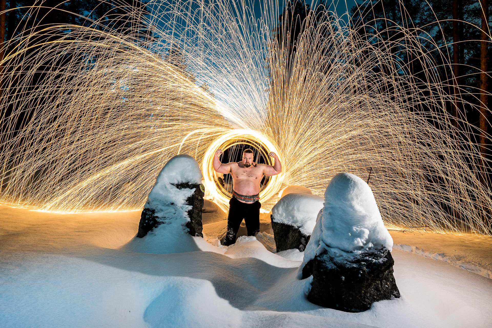 Suomen vahvin mies, steelwool photo, Mika Törrö, valokuvaaja joensuu, valomaalaus joensuu, tulimaalaus, light painting winter, strongest man, valokuvaaja Joensuu, Jarno Artika